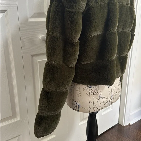 Belle Fare Faux Fur Olive Cropped Jacket - Picture 9 of 16